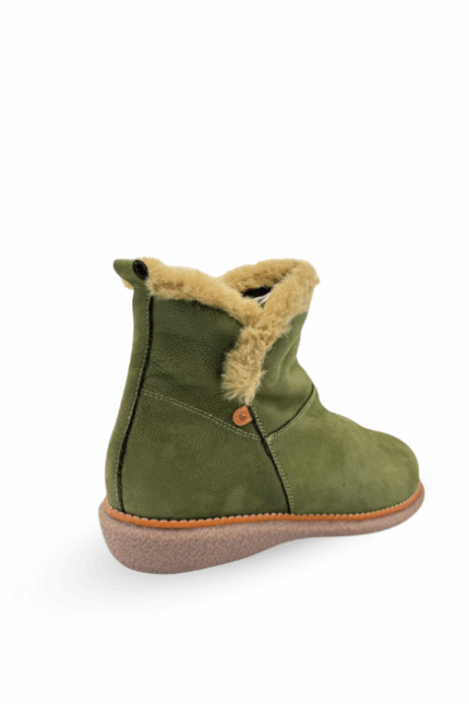 Γυναικεία δερμάτινα μποτάκια Valeria’s με γούνα, ανατομική σόλα κρεπ και φερμουάρ. Αδιάβροχα, ζεστά και άνετα για κάθε βροχερή μέρα.