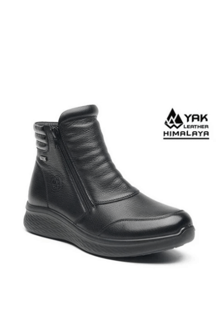 γυναικείο ανατομικό μποτάκι G Comfort με φαρδιά εφαρμογή, διπλό φερμουάρ και αδιάβροχο υλικό. Αντιολισθητική, ελαφριά και άνετη για όλη τη μέρα.